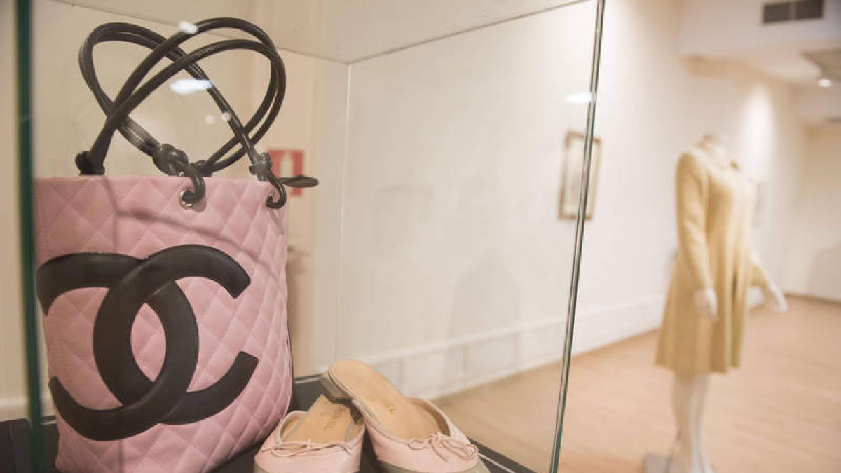 Las dos clásicas CC mayúsculas de Chanel corresponden con las iniciales de su fundadora, Coco Chanel.