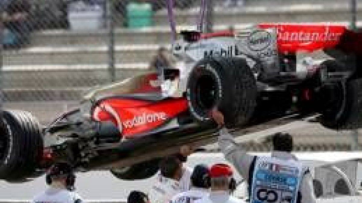 Una grúa retira el coche de Hamilton, que tuvo un problema técnico
