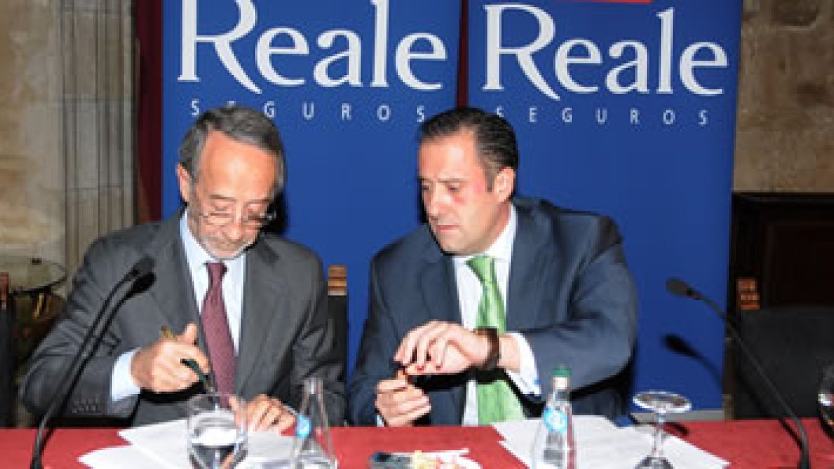 El consejero delegado de Reale, Antonio Viñuela, y Carlos Pollán, en la firma del convenio.