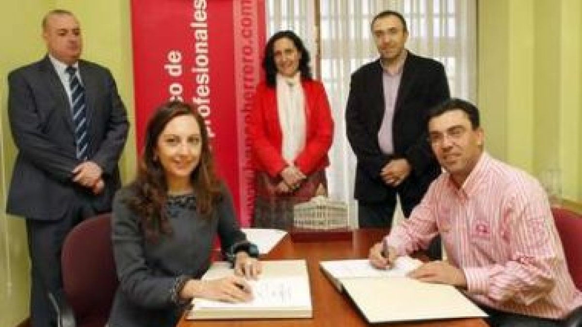 Un momento de la firma del convenio entre el Herrero y los hosteleros.