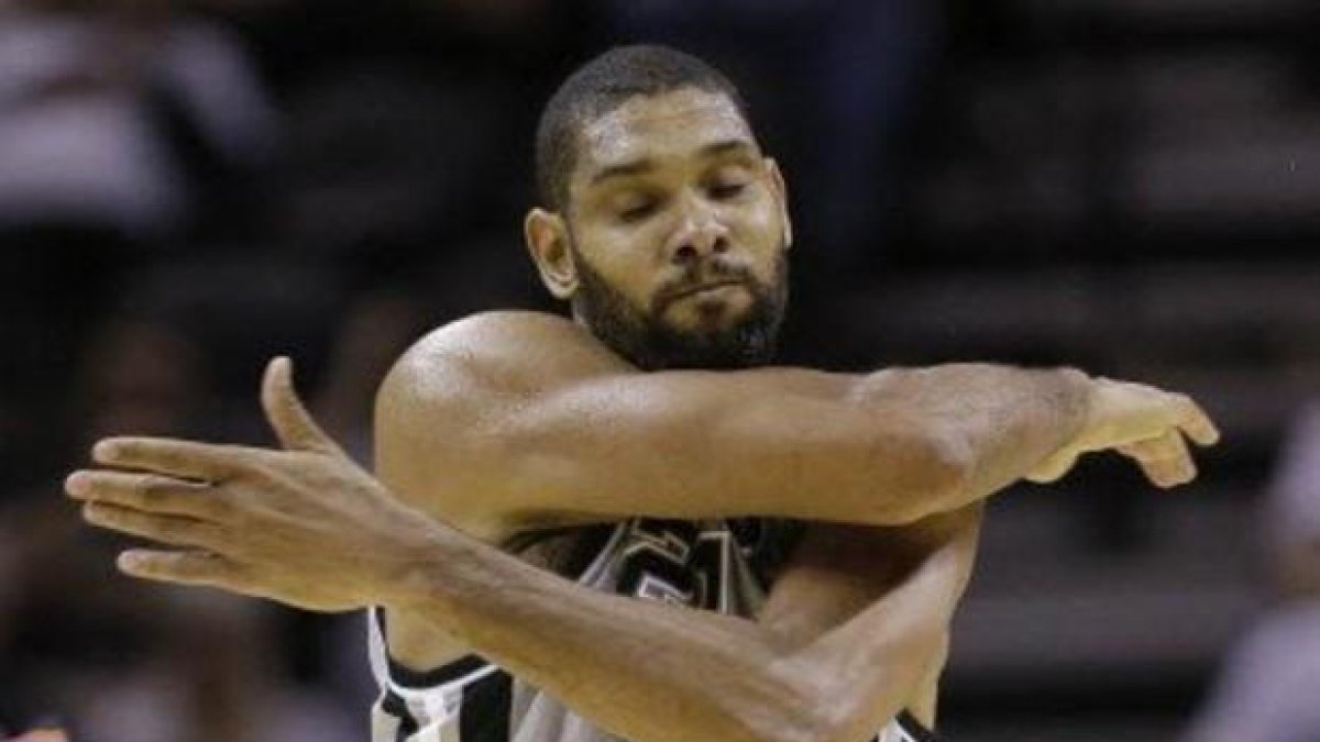 Tim Duncan se lamenta tras fallar una acción.