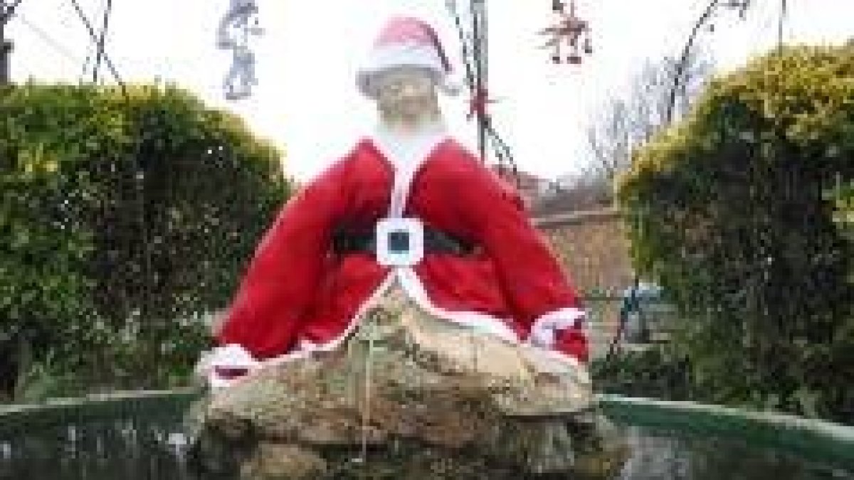 La sirenita de Castrocalbón cubre sus frías escamas con un traje de Papá Noel