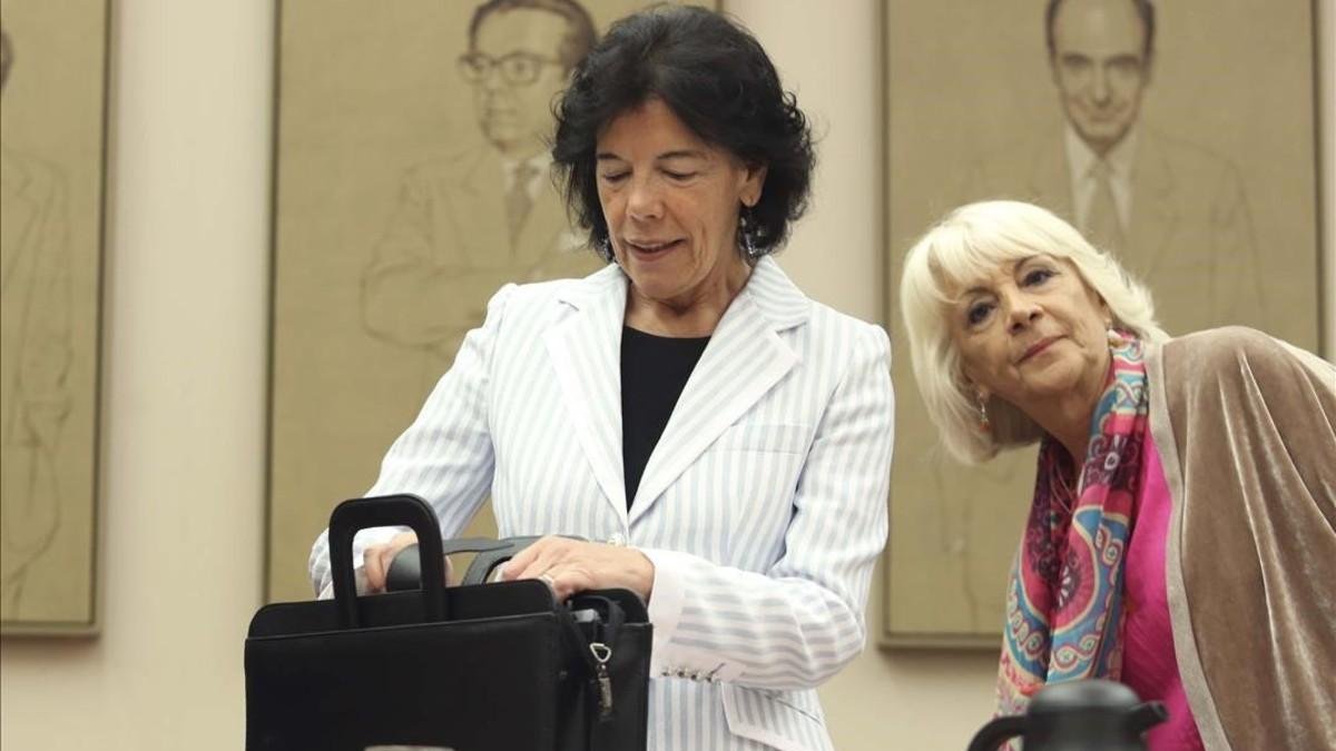 La ministra de Educación Isabel Celaá, junto a Teofila Martínez.
