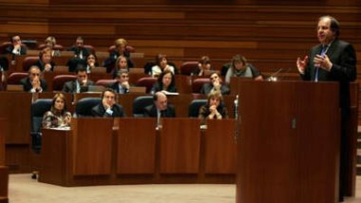 Un momento de la intervención del presidente Herrera ante el Pleno de las Cortes de Valladolid.