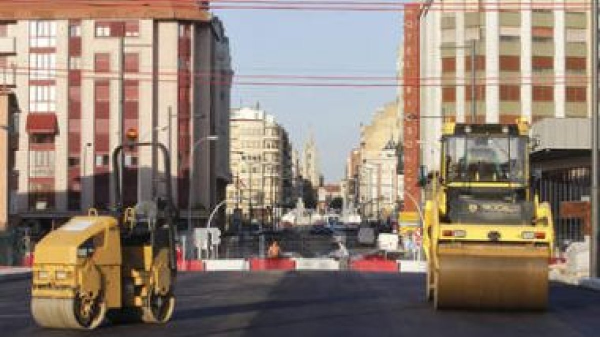 Los operarios ultiman la preparación de la prolongación de Ordoño II para el bautizo social de mañan