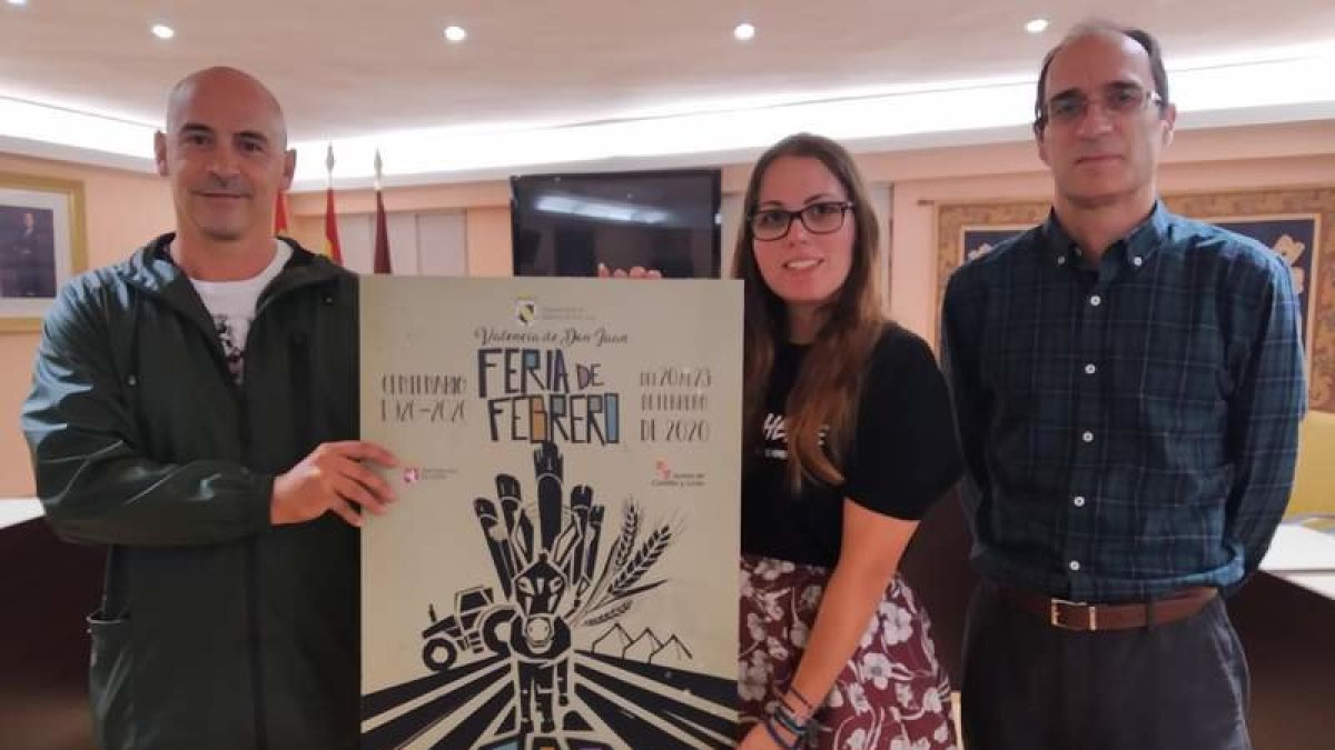 El jurado muestra el cartel ganador del concurso. dl
