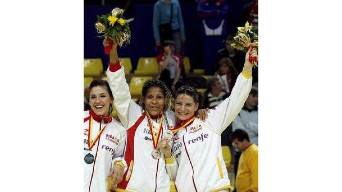 Las jugadoras de la selección española de balonmano celebran la plata