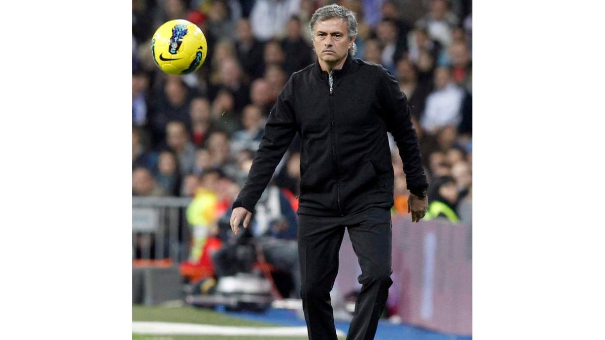 La derrota ante el Barcelona deja muy tocado al técnico del Madrid, José Mourinho.