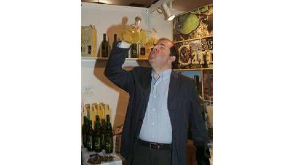 El presidente da cuenta de una fresca sidra leonesa ayer en Carracedelo