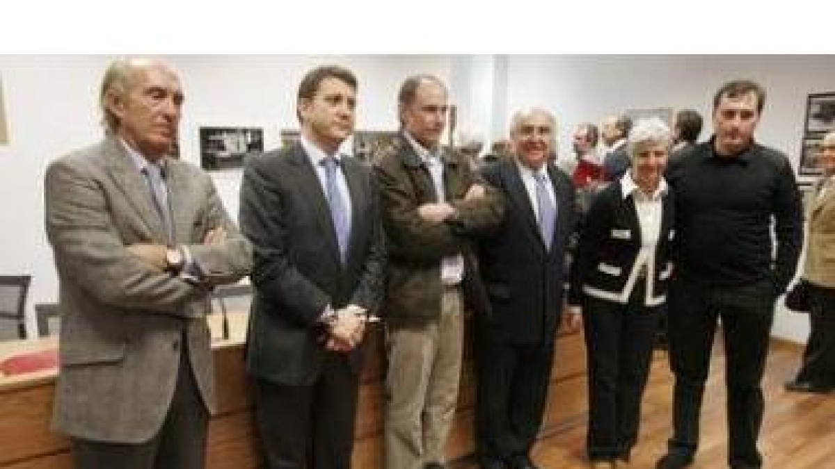 Los representantes de la Cámara y el alcalde de Ponferrada, con los ganadores de los concursos