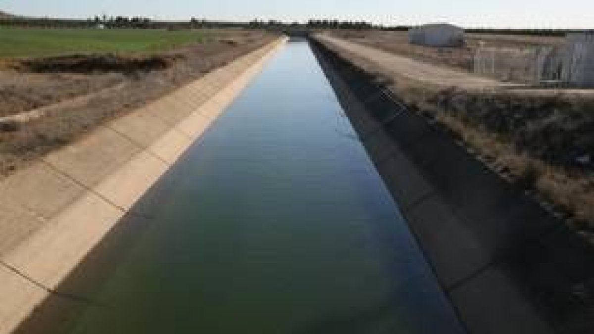 El agua de los canales de Payuelos regará cerca de 40.000 hectáreas de cultivos