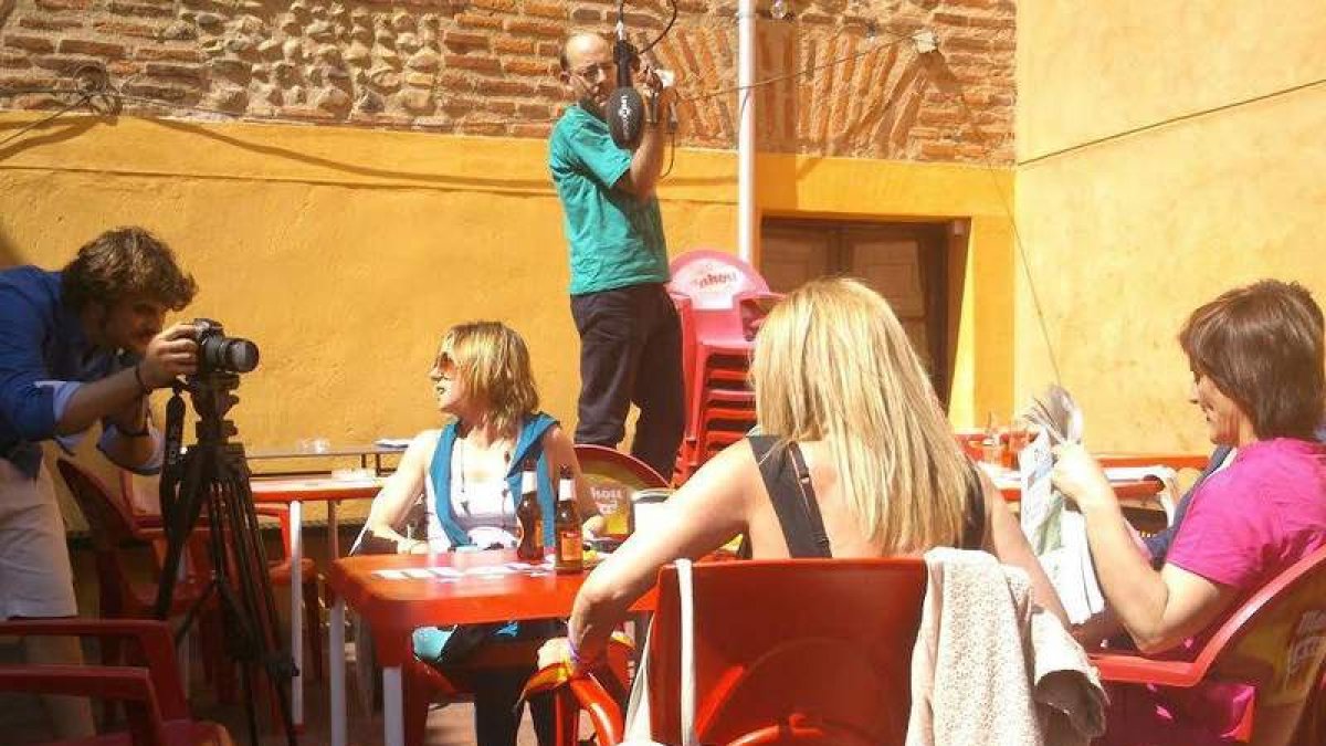 Un momento del rodaje en el Bar Benito de León.