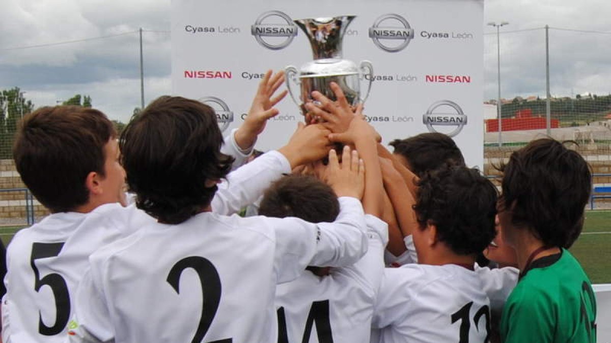 Niños de la cantera de la Cultural tras ganar un trofeo. RAMIRO