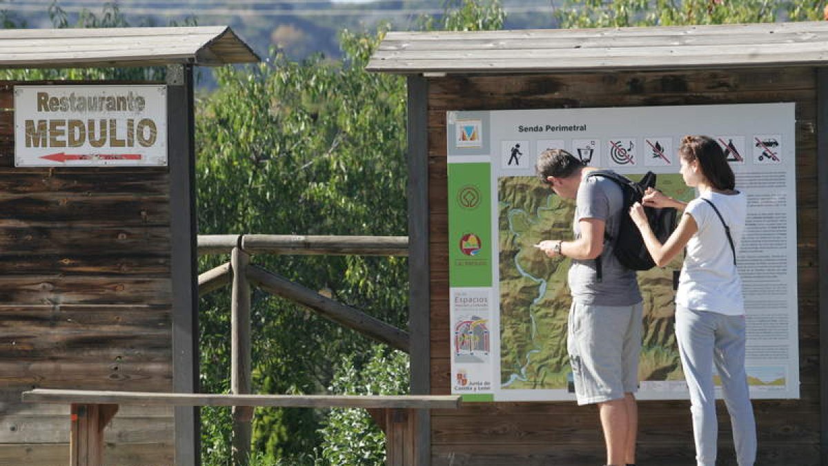 Turistas que se acercaron a Las Médulas durante los días festivos de Semana Santa. L. D. M.