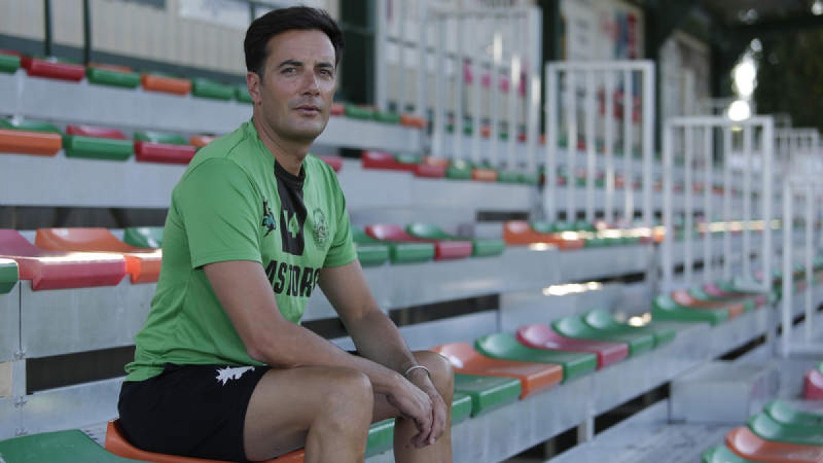José Luis Lago, entrenador del Atlético Astorga, no se fía del filial blanquiazul. FERNANDO OTERO