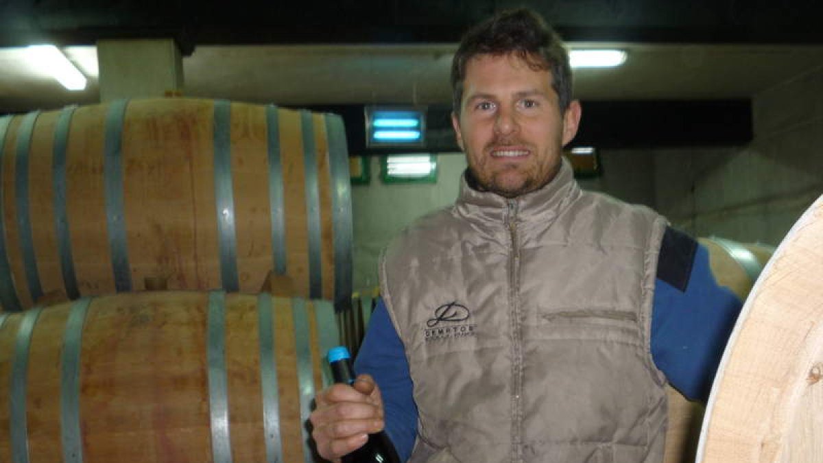 Mathieu Barrauld en la cava de la bodega Luna Beberide, en Cacabelos, ya camino de Pieros.