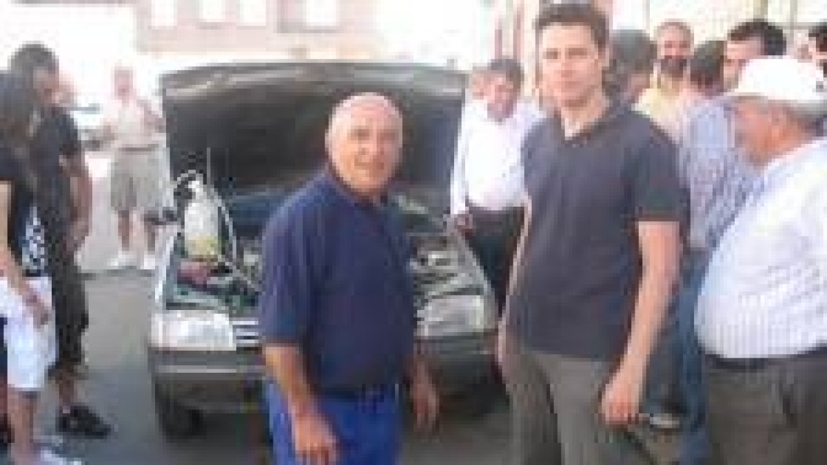 Niceto Álvarez y Francisco Angulo posan frente a uno de los vehículos