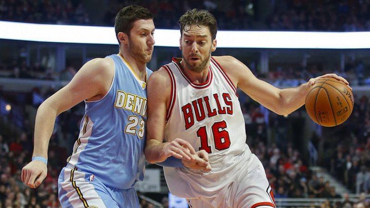 Pau Gasol avanza con el balón ante Jusuf Nurkic, el el partido los Bulls y los Nuggets han disputado en Chicago.