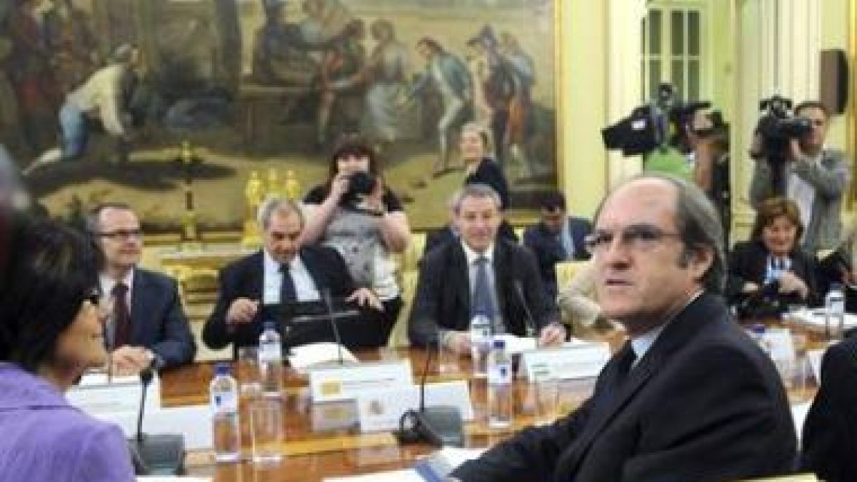 Gabilondo y los responsables de Educación, con Mateos al fondo, en la reunión de ayer.