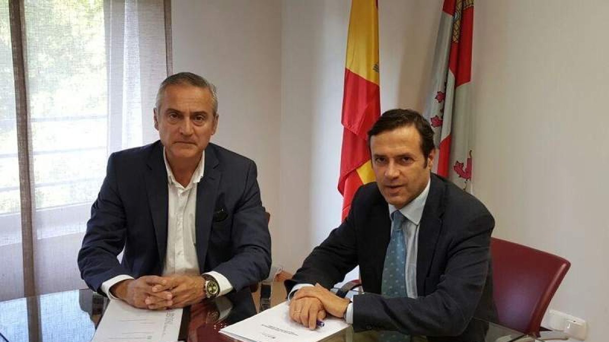 Fernández Astorgano con el director general de Turismo.
