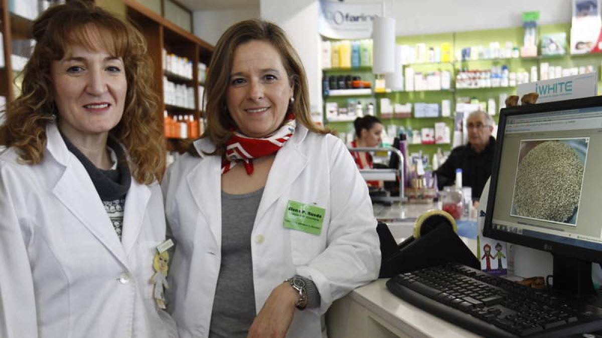 La farmacéutica Magdalena Sánchez Lozano y la nutricionista Elena P. Rueda, en Navatejera.