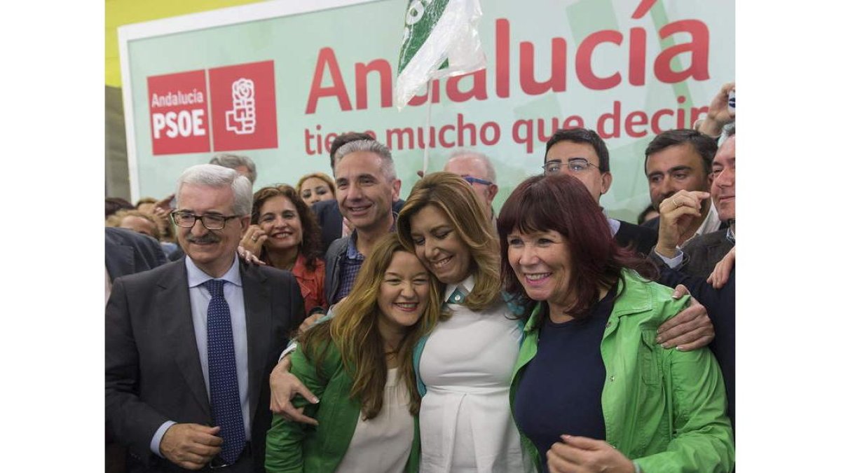 Susana Díaz celebra junto a compañeros de su partido los resultados electorales.