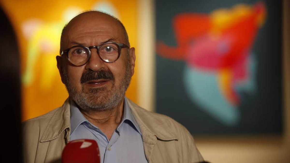 Esteban Tranche, ayer, en el Museo de León, atendiendo a los medios de comunicación en la inauguración de la exposición. RAMIRO