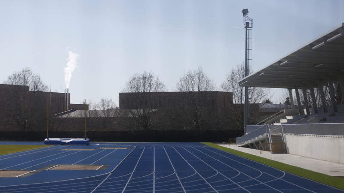 La pista de atletismo de la ULE abre mañana sus puertas con la inauguración oficial. FERNANDO OTERO