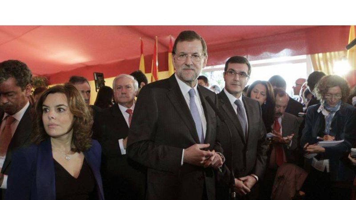 El próximo presidente del Gobierno, Mariano Rajoy (c), acompañado por Soraya Sáenz de Santamaría y José Luis Ayllón.