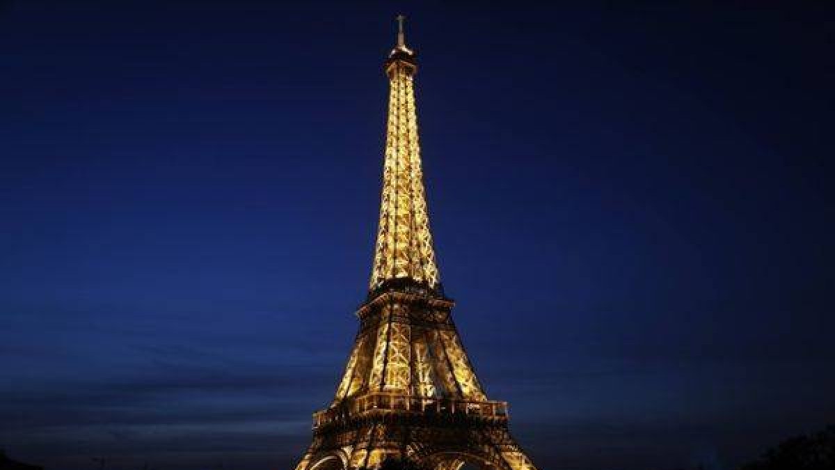 La torre Eiffel iluminada.