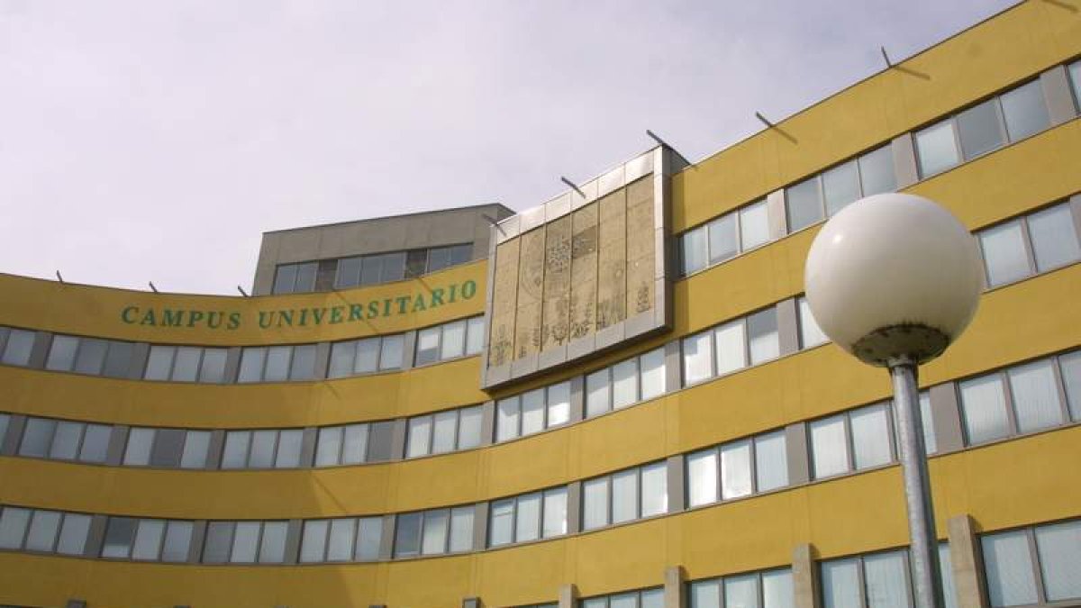Fachada principal del Campus de Ponferrada.