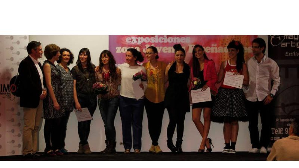 Foto de familia de los galardonados, diseñadores y organizadores de León Moda 2012, una vez finalizado el acto de clausura, ayer por la tarde.