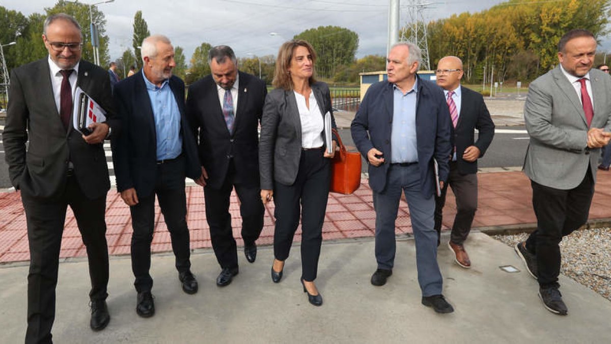 Olegario Ramón, Arsenio terr´pon, Eduardo Morán, Teresa Ribera, un miembro del Idae, Faustino Sánchez y Gerardo Álvarez Courel. LDM