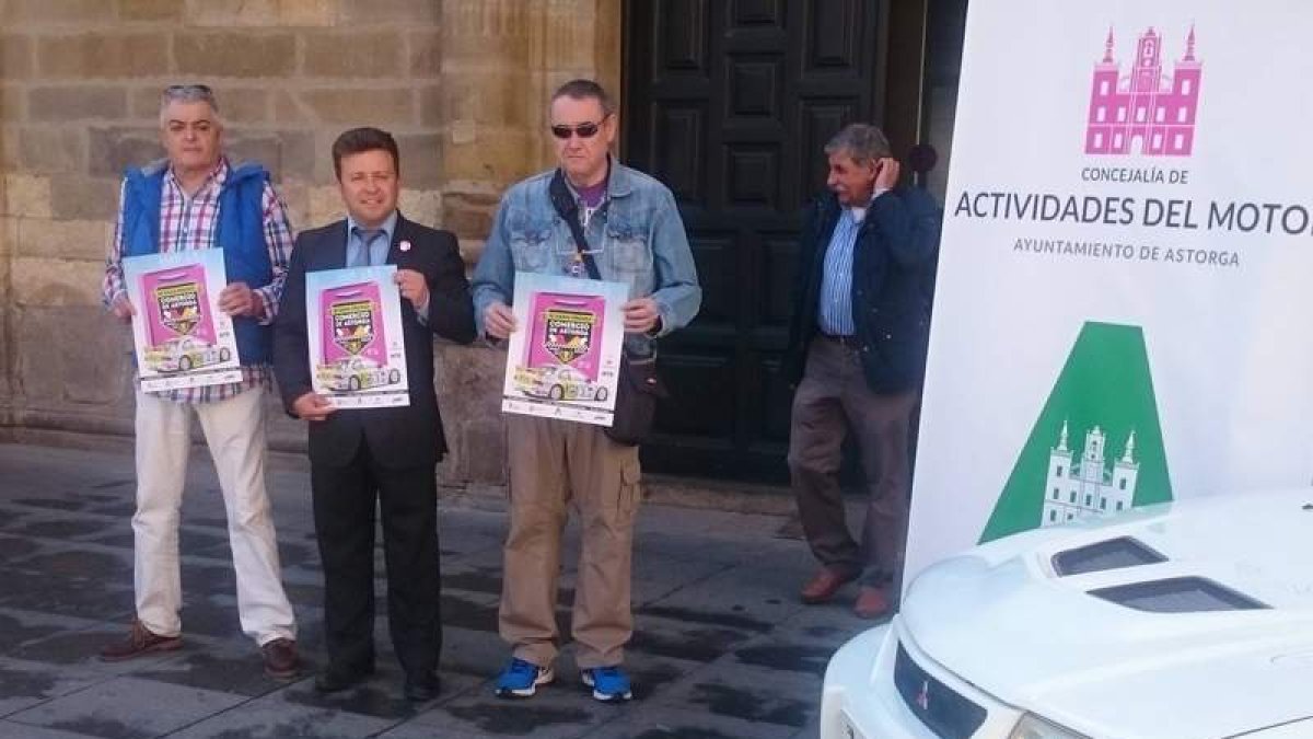 Pablo Peyuca junto a los representantes de la escudería organizadora ATK Motorsport. TRANCA