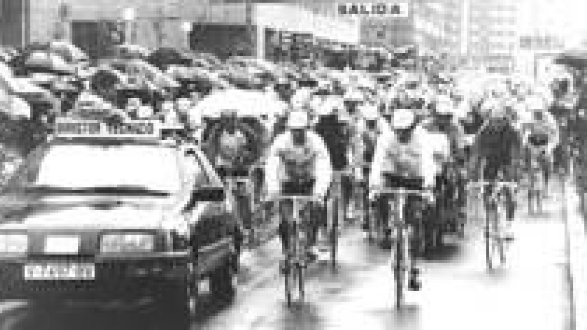 La Vuelta a España en su salida de Ponferrada en la edición del 2001
