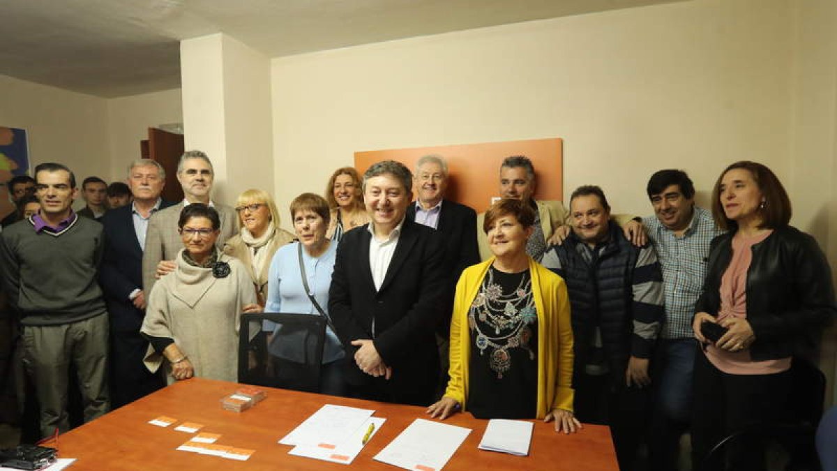 Foto de familia de la Comisión Ejecutiva de USE Bierzo, ayer en la sede de la organización. ANA F. BARREDO