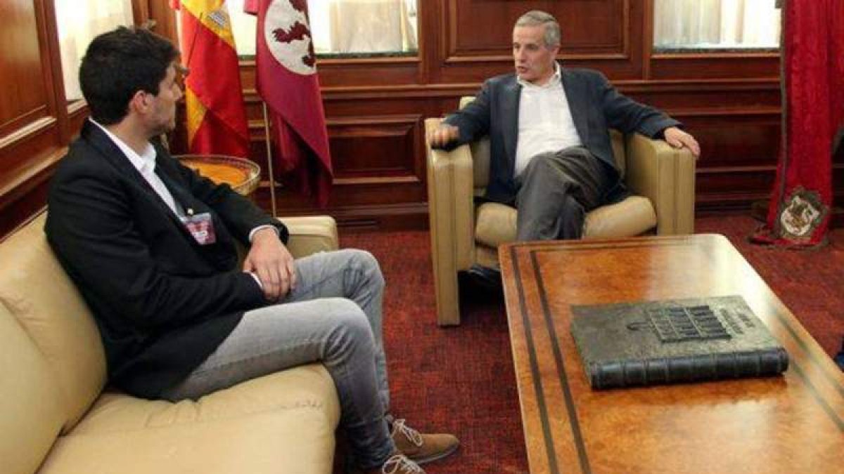 Alberto Molina, ayer, con el alcalde Emilio Gutiérrez.