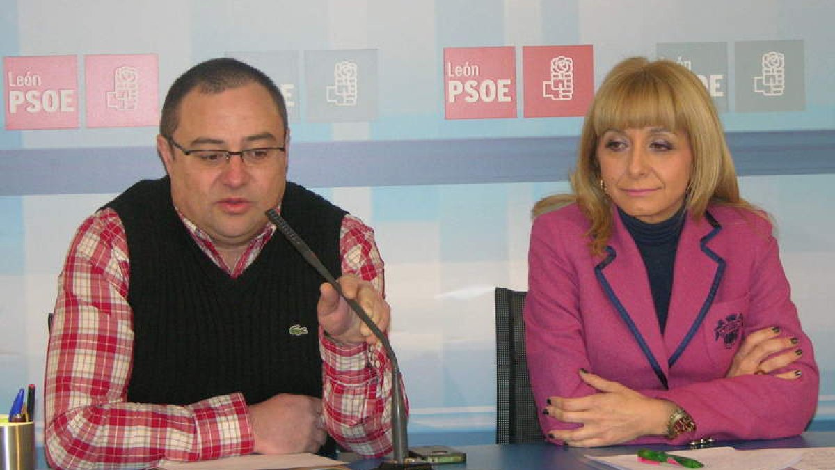 Fernández y Gancedo explicaron ayer la campaña para solicitar plenos contra la reforma local.