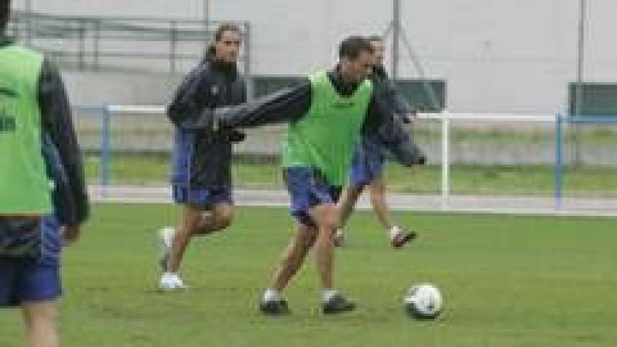 Gorka Soria, ayer entrenando, vuelve a una convocatoria desde la primera jornada en Albacete