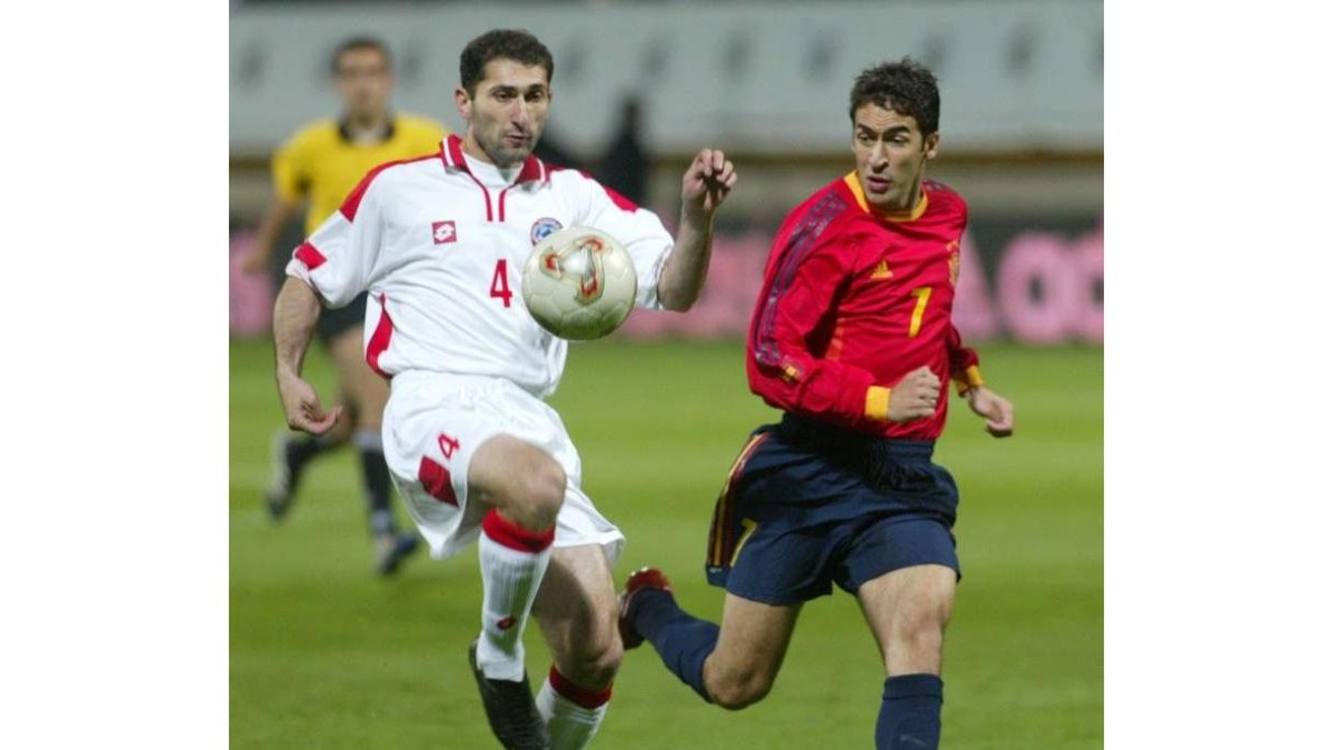 Raúl puja con un jugador de Armenia en el partido que la Roja disputó en León en abril de 2003