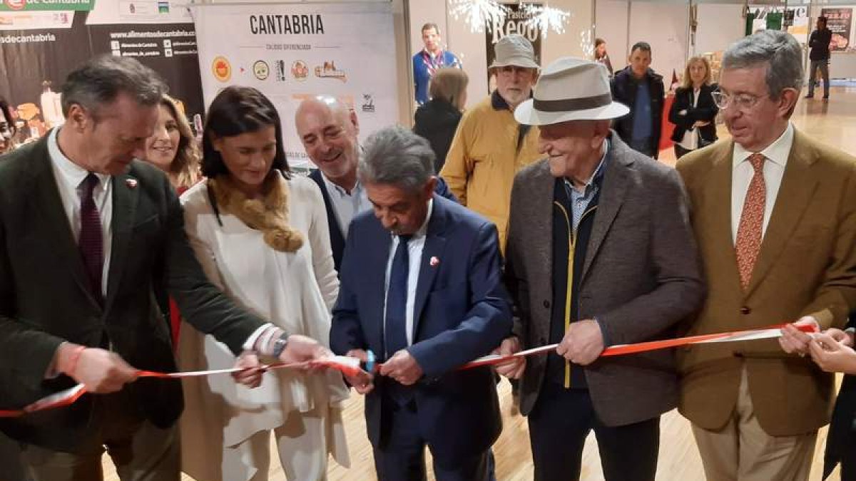 Revilla, Llorente y otras autoridades en la apertura del evento leonés en Santander. DL