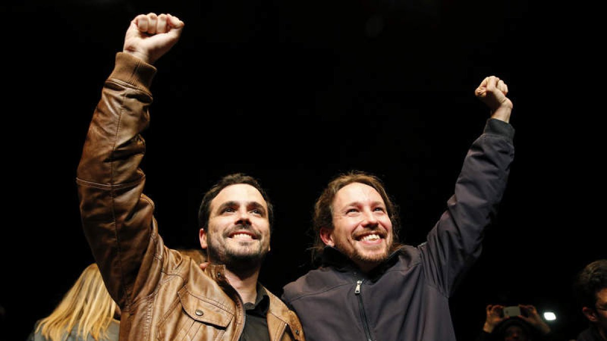 Garzón e Iglesias, ayer en un encuentro ciudadano. BALLESTEROS