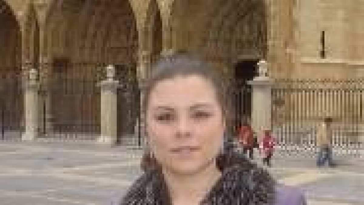 La cantante bilbaína Naroa Intxausti, en la plaza de Regla