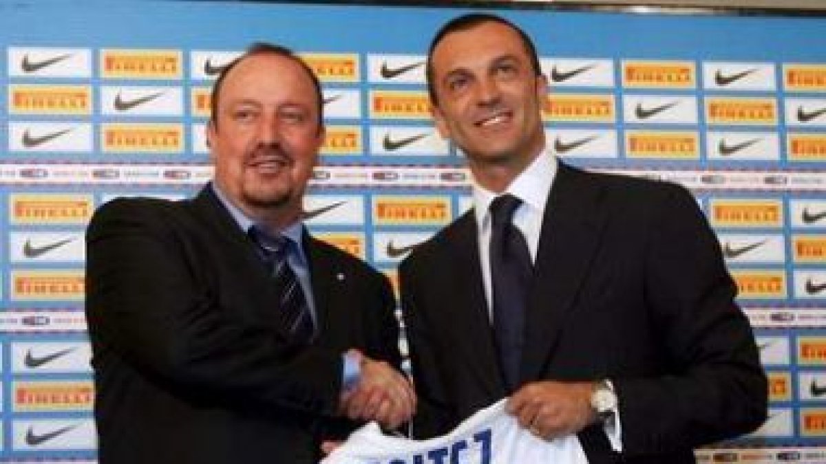 Benítez da la mano al vicepresidente del Inter, Paolillo.