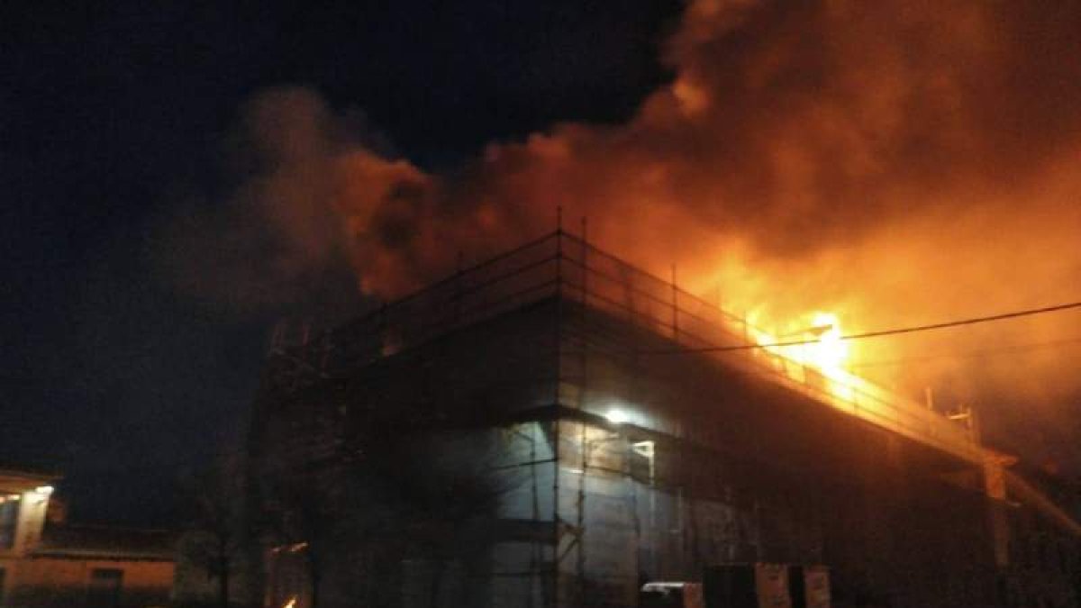 Las llamas provocan el derrumbe del tejado y causan serios daños. BOMBEROS DE LEÓN