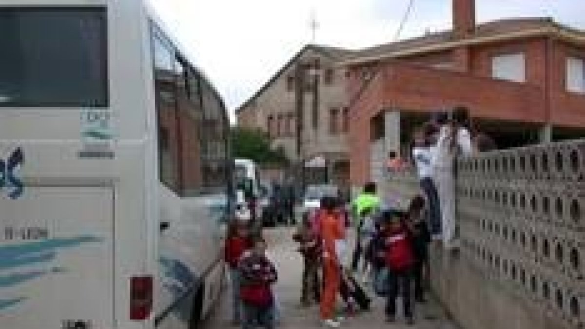 Un vehículo impidió que el autobús escolar comenzara la ruta