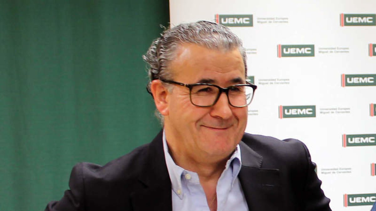 Luis Barcenilla en un acto de la fundación que presidía.