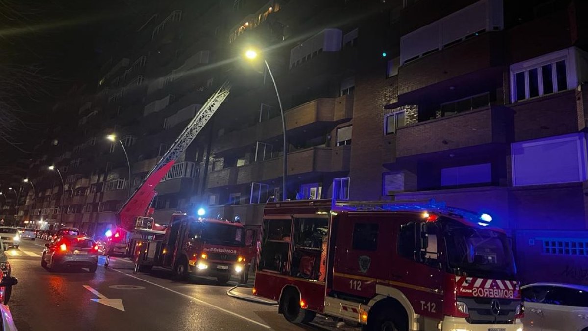 Los bomberos, en el Paseo de Salamanca. DL
