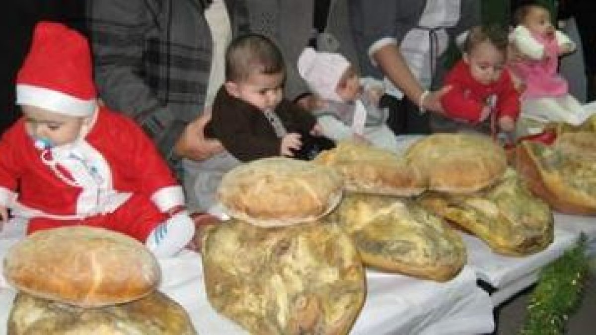Los niños nacidos en el 2009 posaron ayer con el pan y el jamón con el que les obsequia la localidad