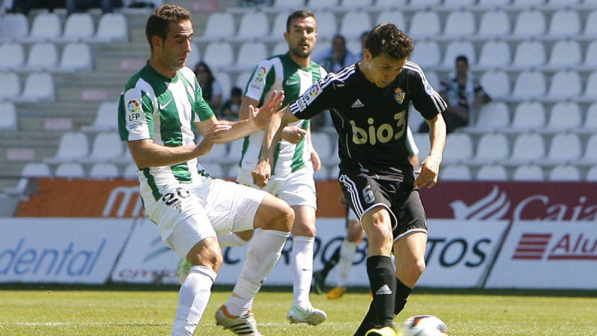 Isaías recuperó su puesto en el centro del campo acompañando a Juande y Jonathan en el trivote preparado por Claudio para frenar al Córdoba.